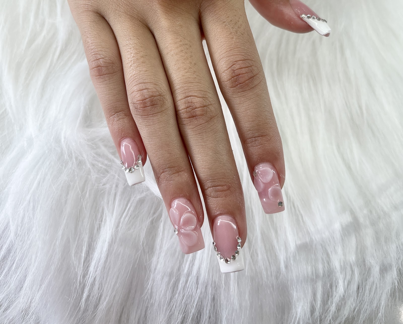 Deluxe Nails and Spa - Basswood 20% Off New Clients logo